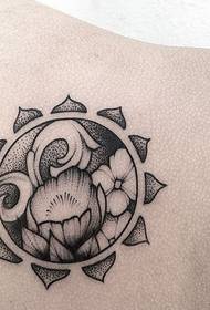 πίσω μοτίβο τατουάζ λουλουδιών ηλίου