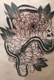 fekete szürke krizantém tetoválás lány vissza fekete szürke krizantém tetoválás kép