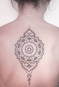 геометријски узорак тетоваже женске леђне ванилије