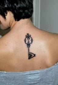 mga batang babaye nga pabalik sa itom nga linya nga malalang nga sumbanan nga sumbanan nga tattoo nga sumbanan