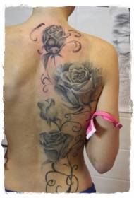 atpakaļ skaistais melnbalto rožu vīnogulāju reālistiskais tetovējuma modelis