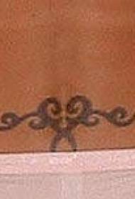 patró de tatuatge de tòtem tribal amb forma de cor negre de cintura negra