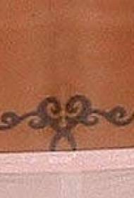 totem tribale tribale nero a forma di cuore
