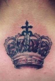 tre agrabla aspekto de krono kaj kruco tatuaje ŝablono sur la dorso