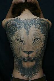 Доминираща снимка с пълна лъвска голяма татуировка