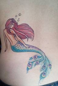 Pictiúr tattoo mermaid rua-rua ar chúl an chailín