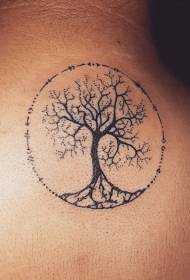 modeli i thjeshtë e misterit të zi dhe të bardhë tatuazh në anën e pasme të pemës së rrumbullakët
