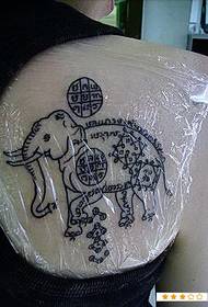 zréck riets Schëller Elefant Tattoo Wierker Muster