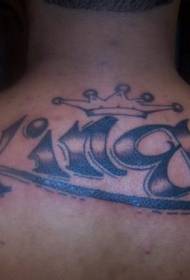 背部皇冠和英文字母纹身图案