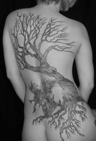 спина большого мертвого дерева с рисунком татуировки ангела