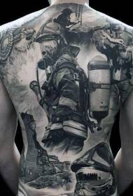леђа црни ватрогасац као тематски узорак тетоваже