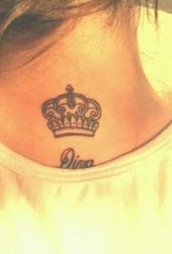 Flicka tillbaka vackra krona tatuering mönster