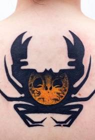 späť podivný čierny krab so záhadným symbolom tetovania