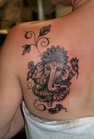 Ganesh, piemēram, dievs un vīnogulāju atpakaļ tetovējums modeli
