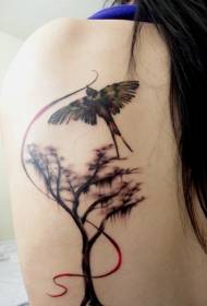 kaunis puu ja niellä tatuointikuvio takana