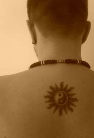 Yin e yang en estilo de sol patrón de tatuaje