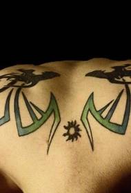 galinis žalias totemas su tatuiruotės simboliu