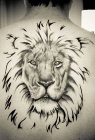 disegno del tatuaggio testa di leone mozzafiato sul retro