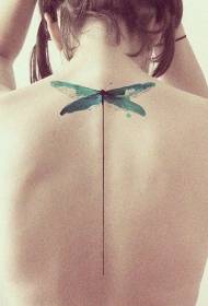 背部簡約唯美綠色蜻蜓紋身圖案