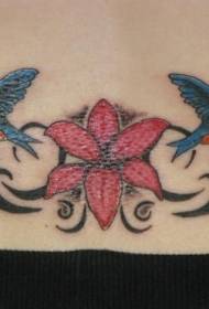 indietro fiori rossi e motivo tatuaggio colibrì