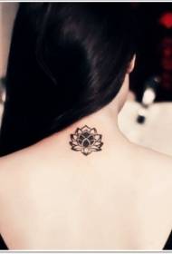 Meisjes back zwart lotus tattoo patroon