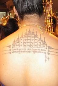 indietro strano modello di tatuaggio simbolo buddista