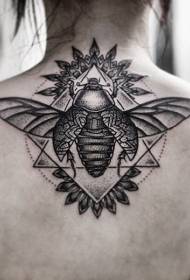 galinis juodųjų pelenų vabzdžių tatuiruotės raštas su geometrinėmis figūromis
