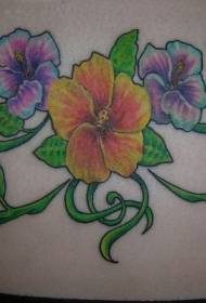 腰部黃色和紫色花朵紋身圖案