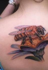 back bee na nakaupo sa pattern ng bulaklak na Tattoo