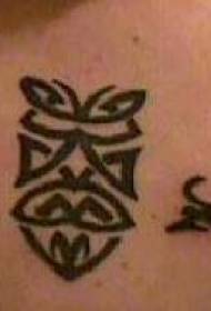 patrún tattoo totem treibhe le sciatháin ar chúl