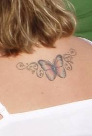 Ang pattern ng babaeng pabalik na may butterfly vine tattoo