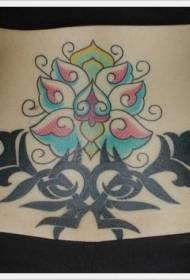 црвена боја на задната боја и црна племенска тотем шема на тетоважи