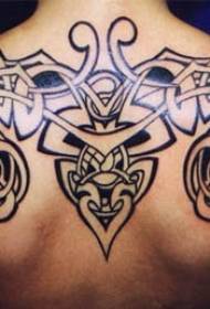liels simetrisks melns tetovējuma raksts aizmugurē