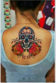 likod nga sumbanan sa Mexican skull ug pula nga bulak sa tattoo