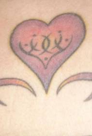 midje totem med vakkert hjerteformet tatoveringsmønster
