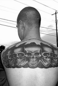 espalda masculina negra una fila de diseños de tatuajes