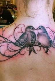 două păsări cu model de tatuaj înapoi de viță de vie