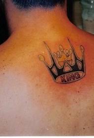 model de tatuaj cu coroana posterioară masculină
