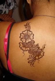retour élégant motif de tatouage floral noir