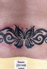 totem in cintura nera cù mudellu di tatuaggi di farfalla