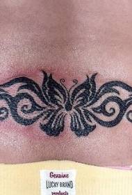 totem nero in vita con motivo tatuaggio farfalla