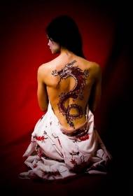 lány hátán élénk japán sárkány tetoválás minta