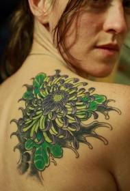 背部美麗的綠色和黑色菊花紋身圖案