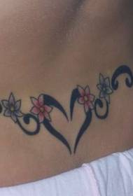 σχήμα μέσης της καρδιάς και μοτίβο τατουάζ λουλουδιών