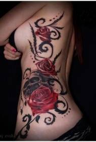 rusuk samping cantik mawar merah besar dengan pola tato tengkorak