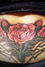 cintura cute modellu tatuatu di rosa rossa