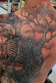 leđa sa kosturom i uzorkom tetovaže stabla čudovišta