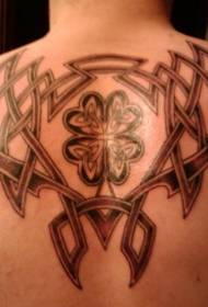 Krásny keltský uzol štvorlístok tetovania vzor na chrbte