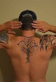 z powrotem czarne duże drzewo z wzorem tatuażu ptaka
