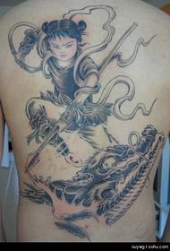 uomo prepotente dove l'immagine del tatuaggio del drago